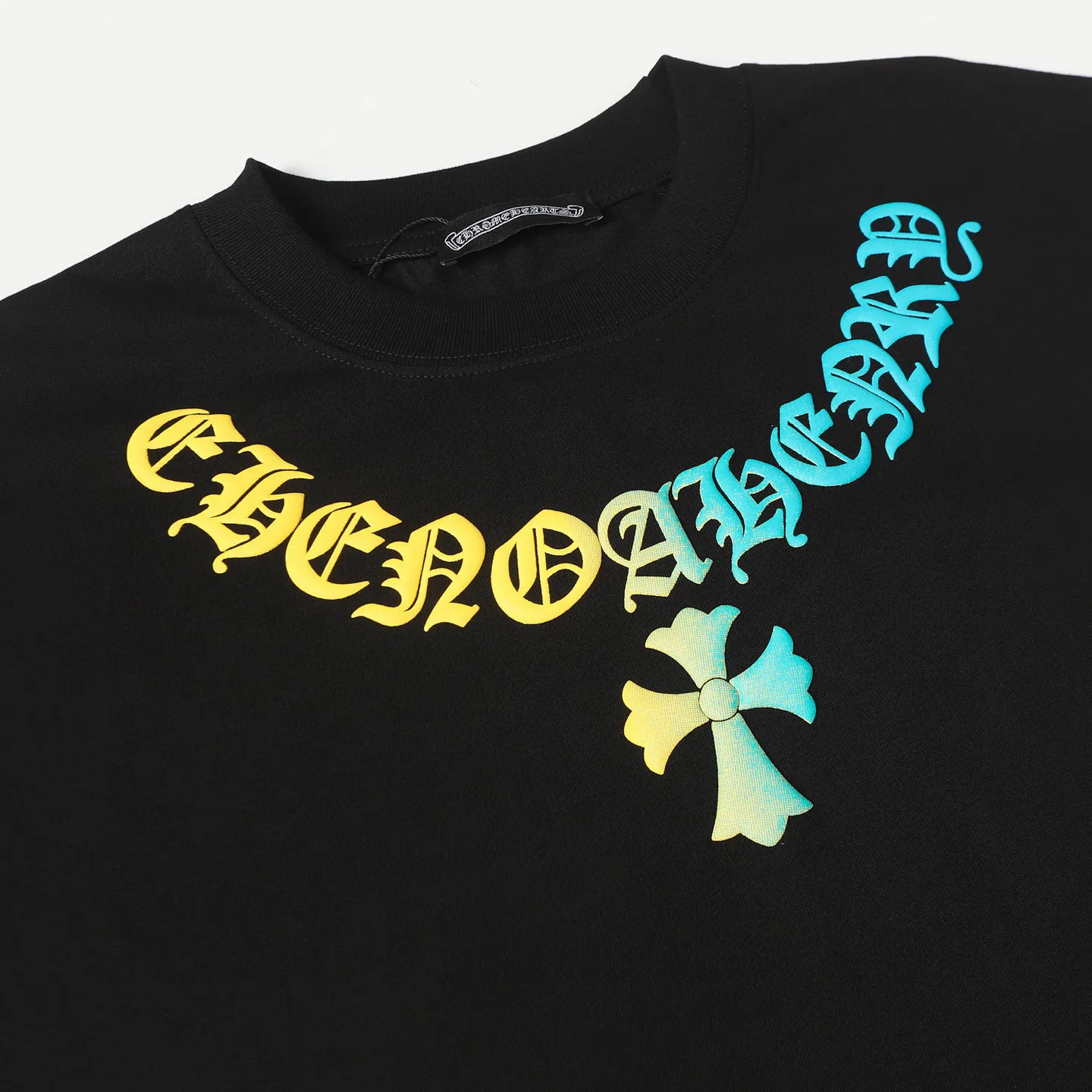 🅿️180 CHROME HEARTS/Chrome Heart CH gradient foam printed short-sleeved T-shirt The fabric is made of 280g heavy combed cotton, customized with 32 count 1*1 threads. The ready-made garments are washed twice. The fabric is comfortable and skin-friendly without any strange feeling. It is custom-dyed fabric with high textile density and good drape. It is not easy to deform. The thick texture and compact spinning process will not affect the breathability of the fabric. The saturation of the color is very high. Imported digital direct-injection printing technology. A versatile and good-looking short sleeve. The loose fit covers the flesh and looks slim. Size: XS-L